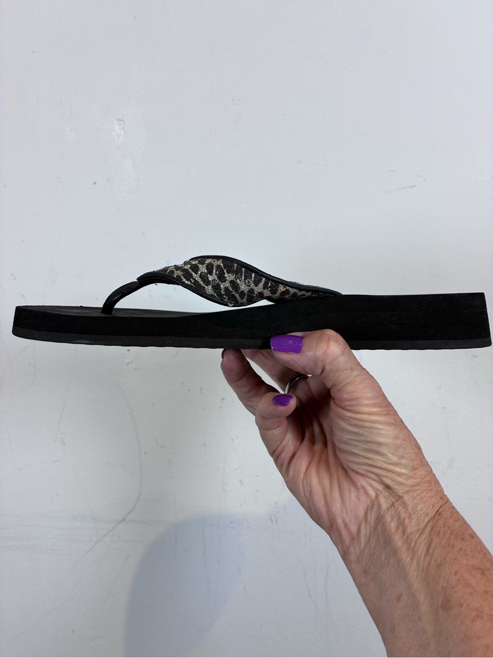 Yellow Box Black Flip Flops with Leopard-Print Straps, Size 6.5 - Picture 4 of 8